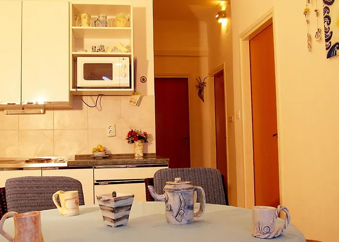 For Four Persons With Sea View In Near The 特罗吉尔